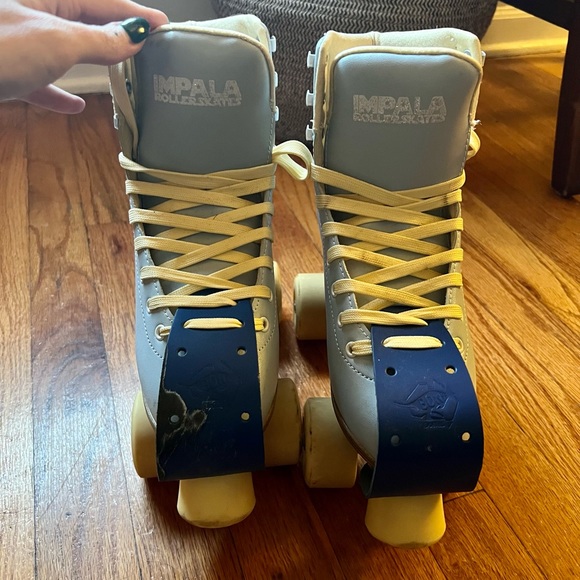 🚫🚫SOLD🚫🚫
EUC IMPALA ROLLER SKATES - BOX INCLUDED - Picture 3 of 4